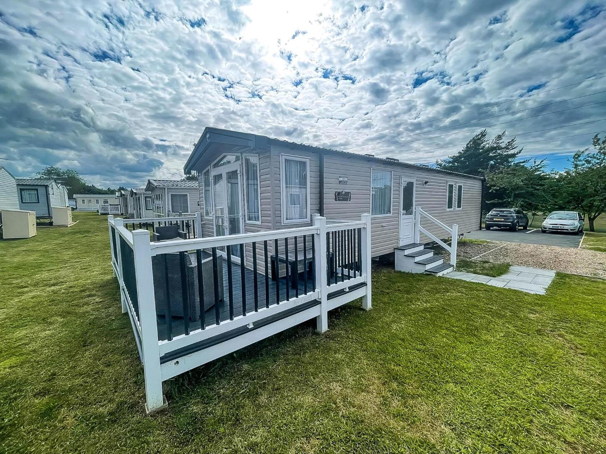 Modern Caravan At Caldecott Hall With Decking In Norfolk, Sleeps 8 Ref 91068C Great Yarmouth Exterior photo