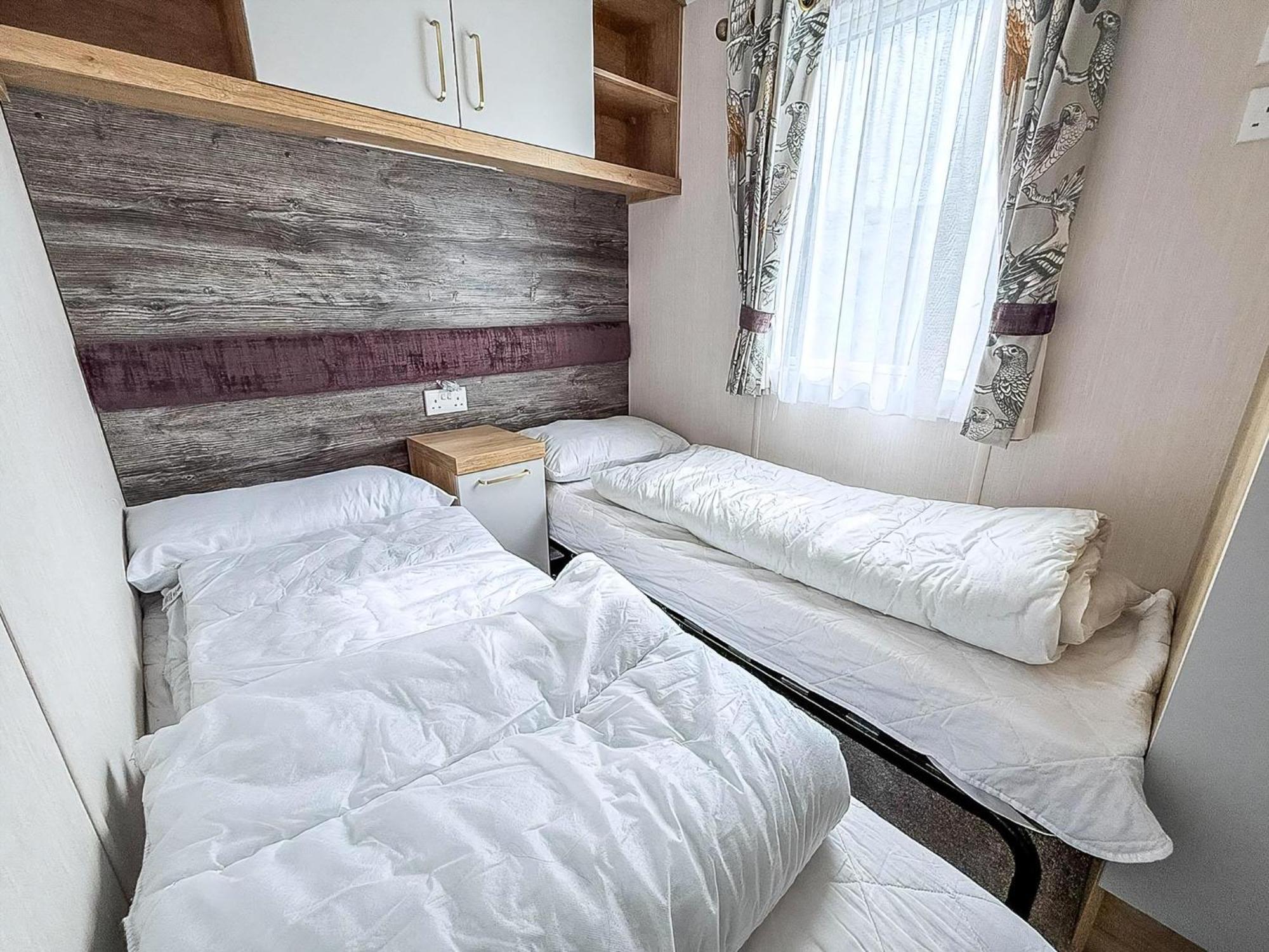 Modern Caravan At Caldecott Hall With Decking In Norfolk, Sleeps 8 Ref 91068C Great Yarmouth Exterior photo